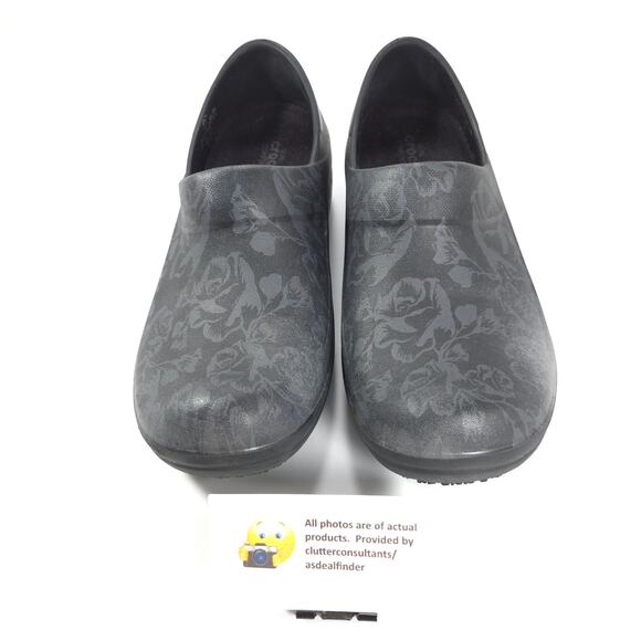 Crocs Casual Non Slip Slip On Mule Clog Womens Size 8 Black Floral Rubber - Picture 2 of 9